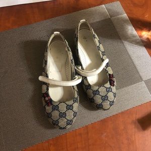 Super cute navy blue white Gucci print ballerina